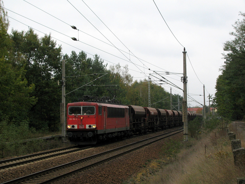 155 152-2 mit einem Leerzug Schttgutwagen Richtung Sden durch Bestensee am 21.10.2009.