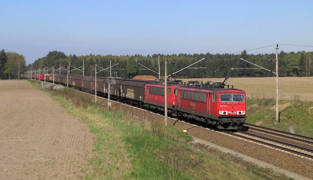 155 159-7 und 155 207-4 fuhren hier mit einem gemischten Gterzug durch Pillgram Richtung Frankfurt/Oder. 20.04.2011

