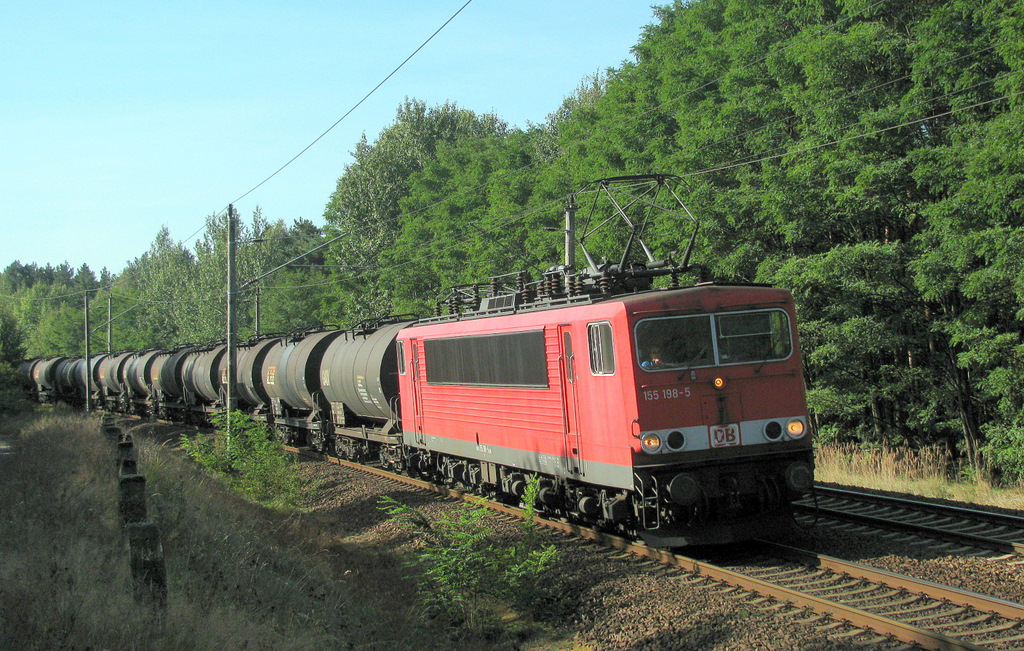 155 198-5 mit einem Kesselwagenganzzug am 19.09.2009 in Bestensee.