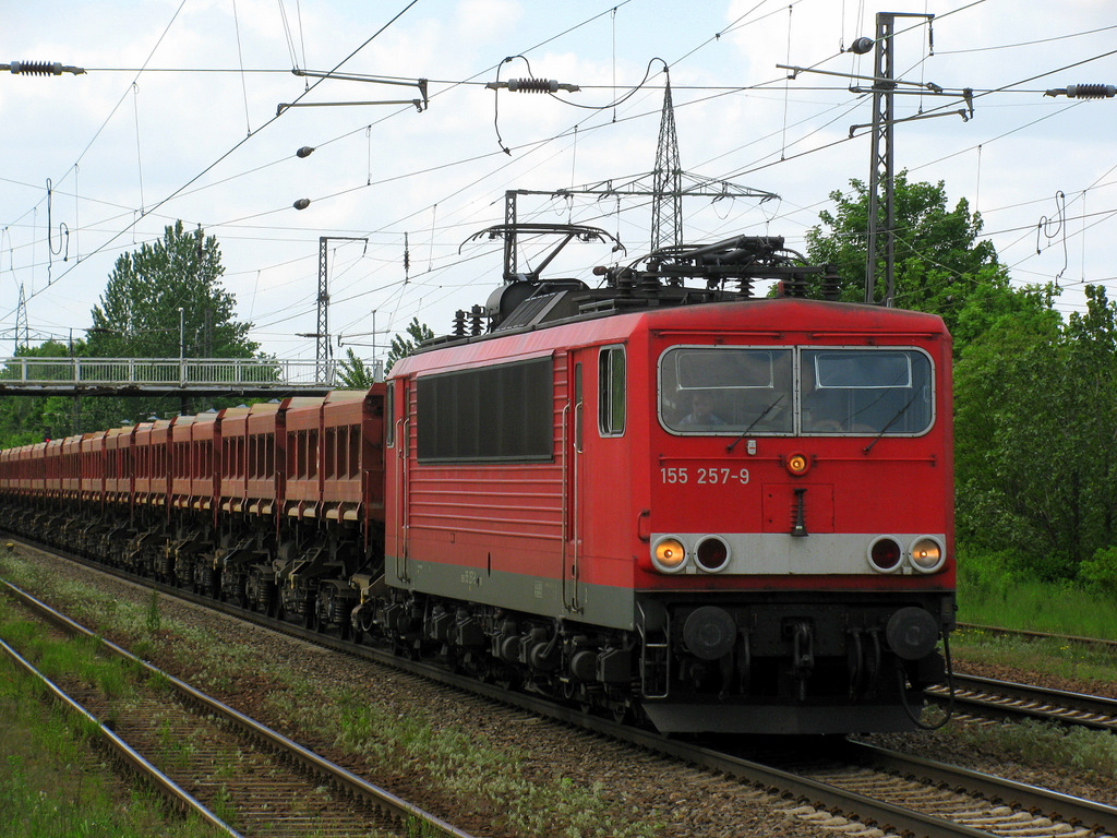 155 257-9 wurde mal anders aufgenommen. Sie ist am 25.05.2010 von Haldensleben Richtung Berlin Grnau zum BBI unterwegs und durchquert dabei Saarmund.