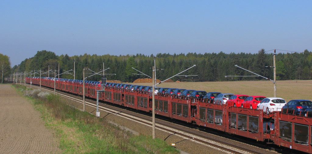 155 XXX-4 zog diese lange Linie von Autos von Polen kommend in Richtung Berlin. 20.04.2011