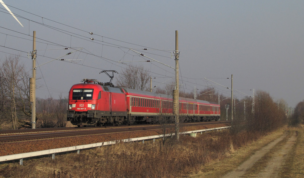 182 007-5 fhrt mit dem RE10 von Cottbus nach Leipzig Hbf druch Tornitz. Nchster Halt des Zuges ist Calau/Niederlausitz. 03.03.2011