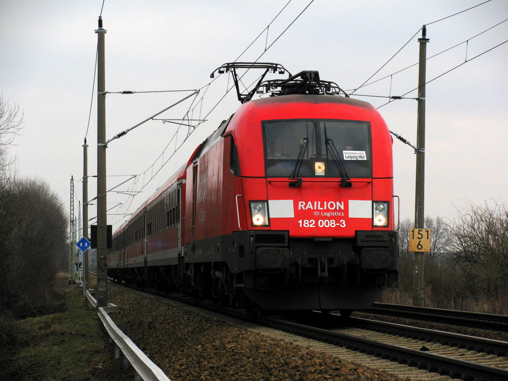 182 008-3 mit einem RE nach Leipzig Hbf am 13.12.2009 aufgenommen in der Einfahrt des Bahnhofs Calau´s.