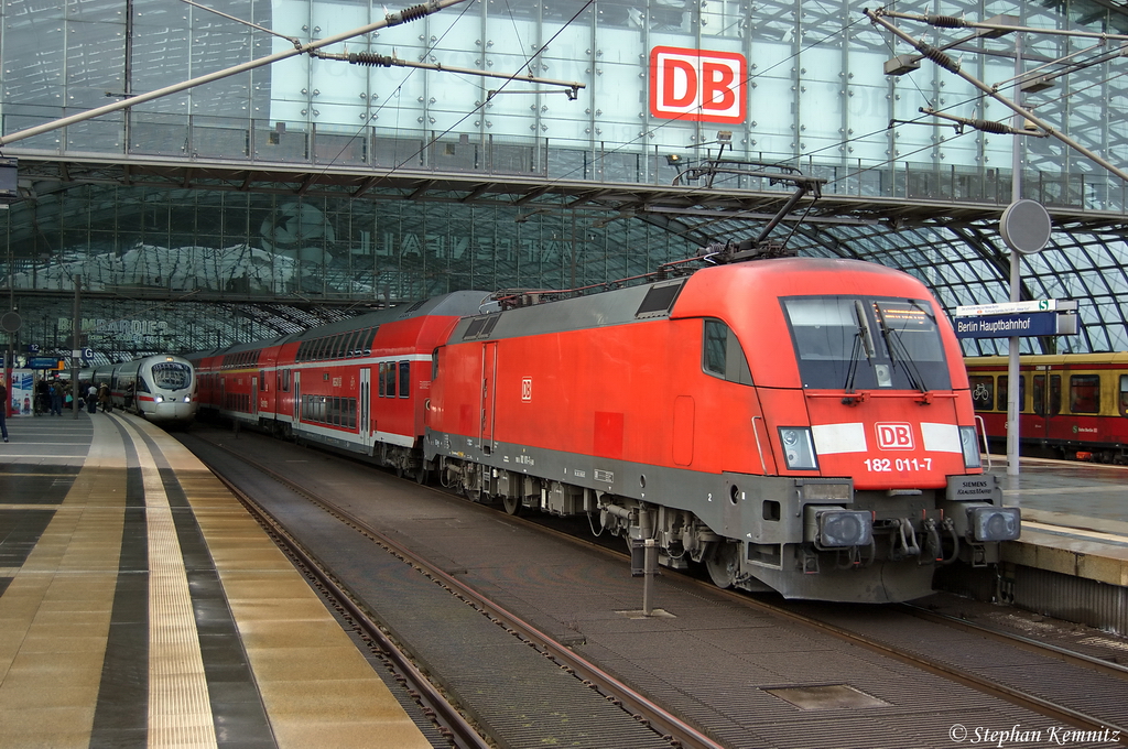 182 011-7 mit dem RE2 (RE 37412) von Cottbus nach Wittenberge, bei der Einfahrt in den Berliner Hbf. 31.03.2012