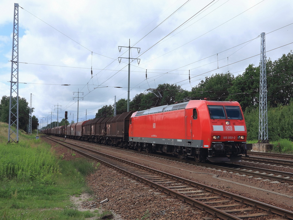 185 050-2  passiert mit einem gemischten Gterzug den sdlichen Berliner Auenring bei Diedersdorf am 14. Juli 2012.
