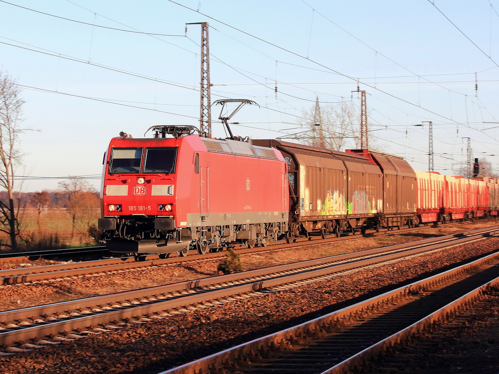 185 181-5 kurz vor dem Bahnhof Saarmund in Richtung Potsdam am 28. Dezember 2012.