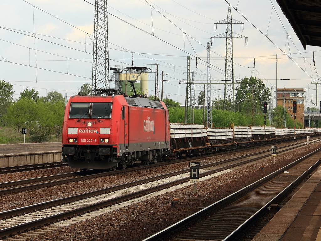 185 227-6 durchfhrt am 04. Mai 2011 mit einem Gterzug den Bahnhof Berlin Schnefeld Flughafen. 