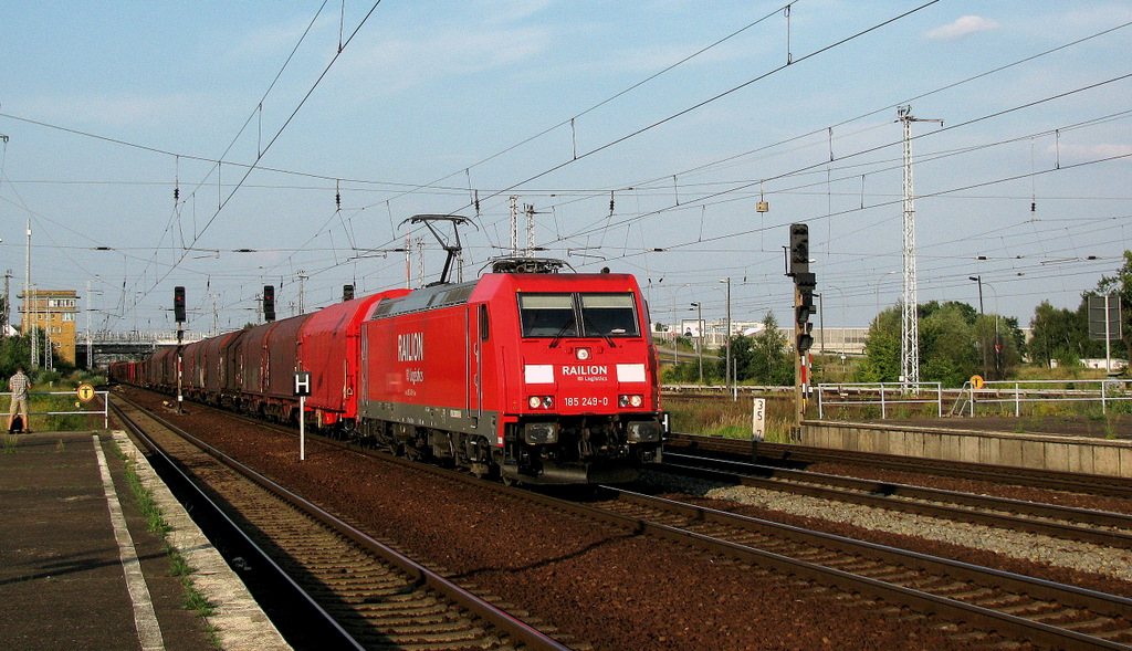 185 249-0 mit einem gemischten Gterzug am 17.08.2009 durch Berlin Schnefeld Flughafen.
