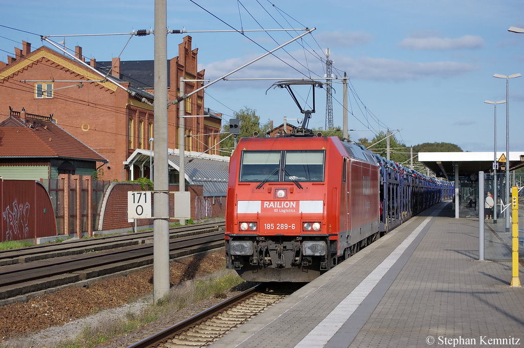 185 289-6 mit einem Opel Astra-Autozug bei der Einfahrt in den Bahnhof Rathenow. Ziel des Zuges ist Leebrugge in Belgien. 16.09.2011