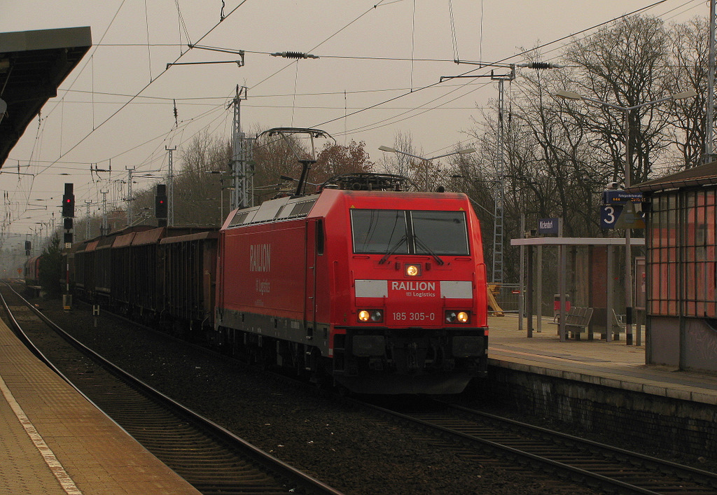 185 305-0 mit einem kurzen Gterzug in Richtung Seddin am 02.04.2011 durch Michendorf.