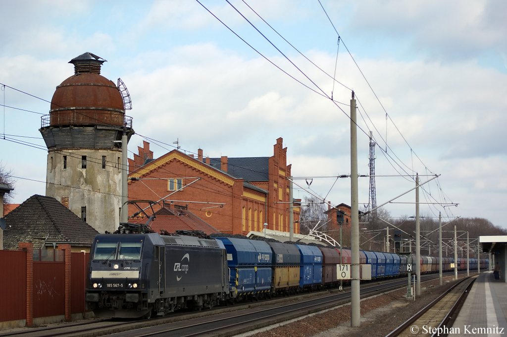 185 567-5 von der MRCE im Dienst fr die CFL Cargo mit einem PKP-Cargo Falns Ganzzug, der mit Polen Kohle beladen ist, in Rathenow in Richtung Stendal unterwegs. 05.03.2011