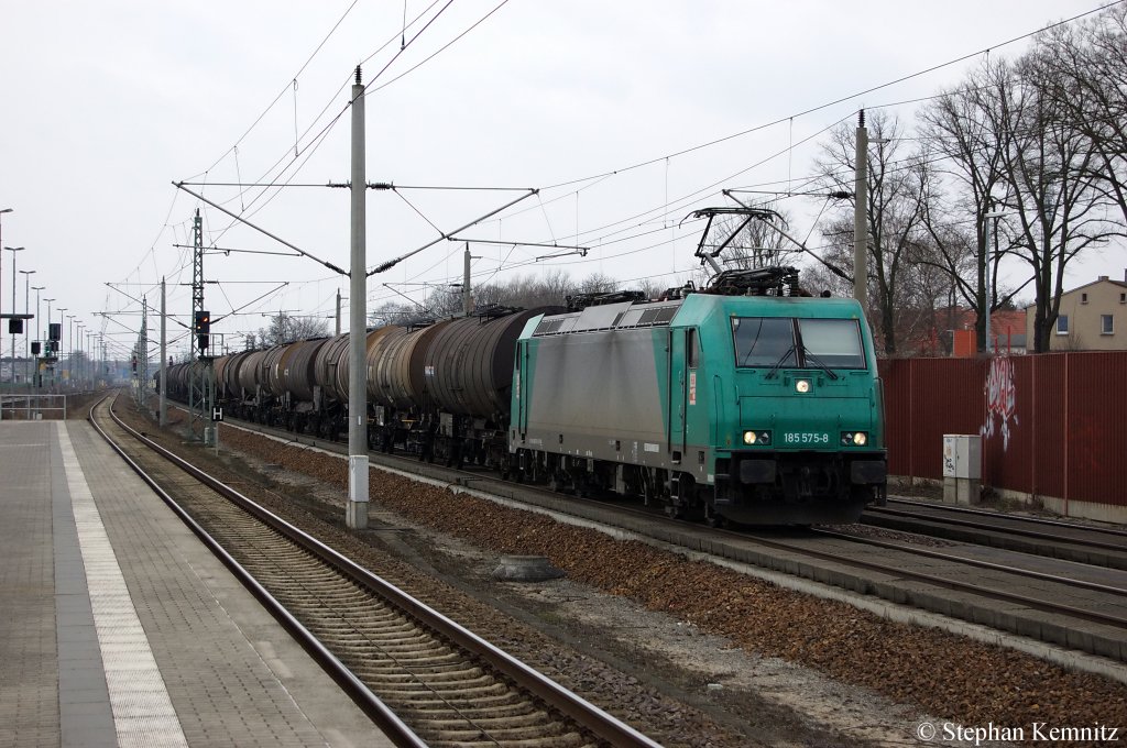 185 575-8 Alpha Trains im Dienst fr die HGK mit Kesselzug in Rathenow in Richtung Wustermark unterwegs. 25.03.2011