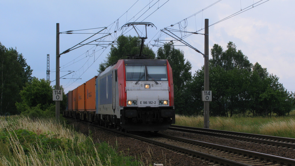 186 182-2 hat hier Einfahrt in den Bahnhof von Falkenberg/Elster und passiert uns dabei in Schmerkendorf. Dieses ist eines mehrerer Bilder mit Wolkenschaden, welches ich aber aufgrund der Lok verffentlichen wollte. 01.07.2011