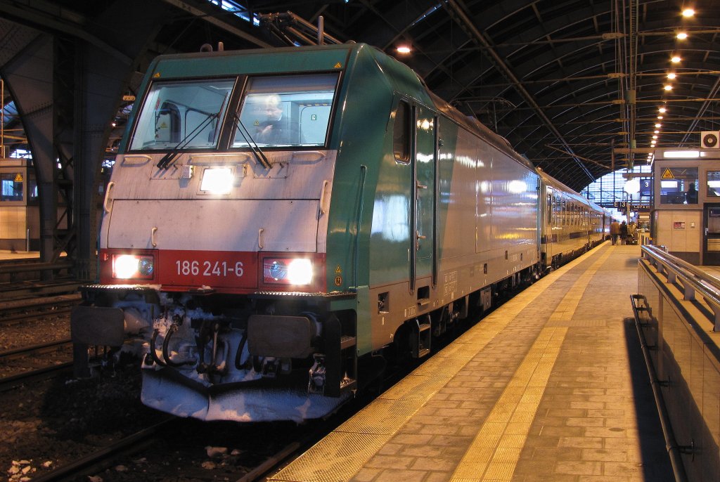 186 241-6 steht hier mit einem EC aus Warszawa Wschodnia im Bahnhof Berlin Ostbahnhof bereit. Gleich geht es weiter zum Zielbahnhof Berlin Hbf. 13.02.2010