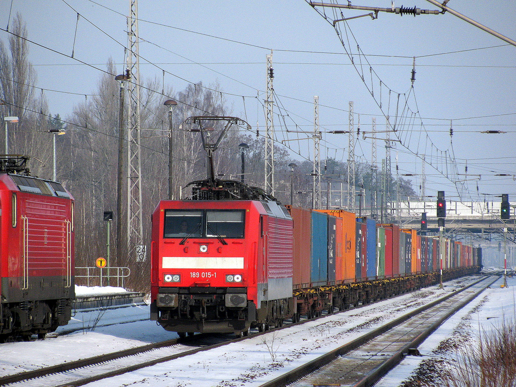 189 015-1 bei der Durchfahrt mit einem Containerzug durch Ludwigsfelde Richtung Sden am 05.02. Links ein RE 4 nach Wismar.