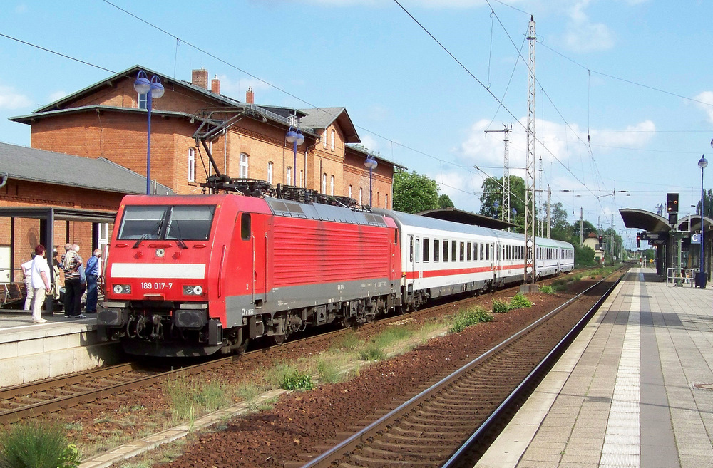 189 017-7 fhrt hier gerade mit dem EC340  Wawel  (Krakow Glowny - Berlin Hbf) in den Bahnhof von Lbben/Spreewald ein.