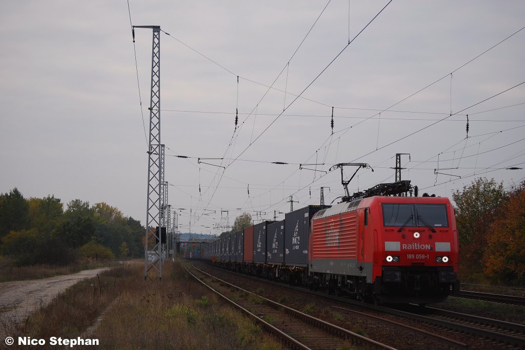 189 058-1 hatte einen der blichen Containerzge fr Tschechien zu ziehen,Saarmund (20.10.09)