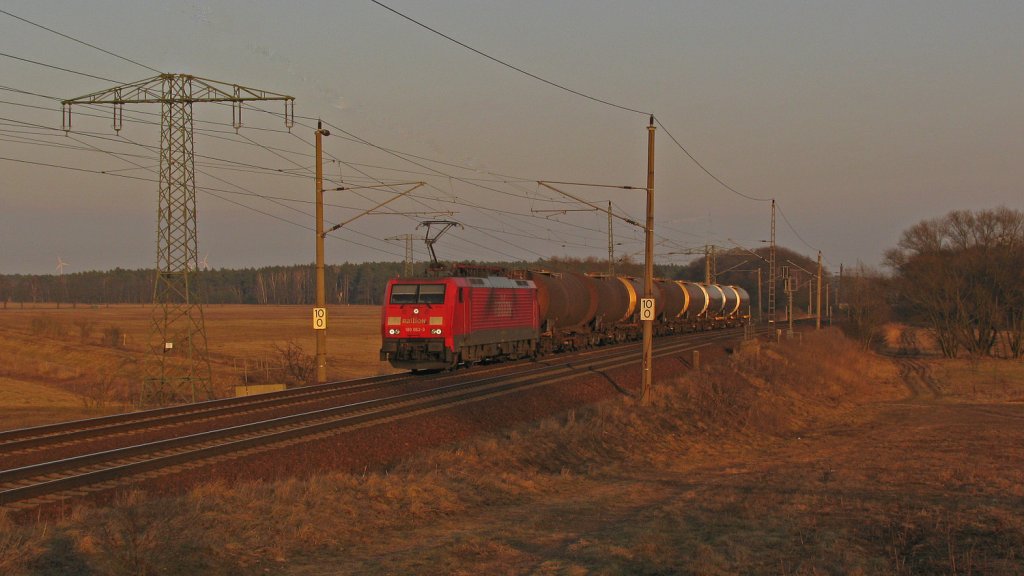 189 062-3 mit ein paar Kesselwagen als 43346 Richtung Saarmund am 05.03.2011 durch Ahrensdorf.