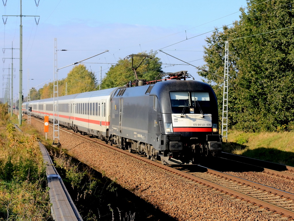 21. Oktober 2011 Diedersdorf,   ES 64 U2-036 mit EC 175 (Hamburg - Budapest Keleti pu) 