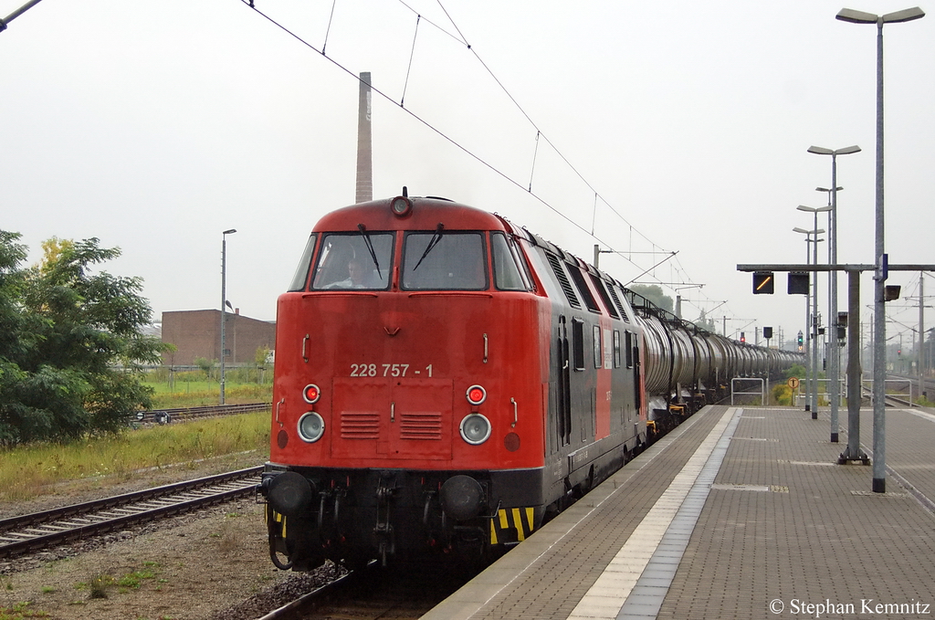 228 757-1 war am Zugende des Kesselzuges und verlie mit der 142er jetzt den Bahnhof Rathenow. 09.09.2011