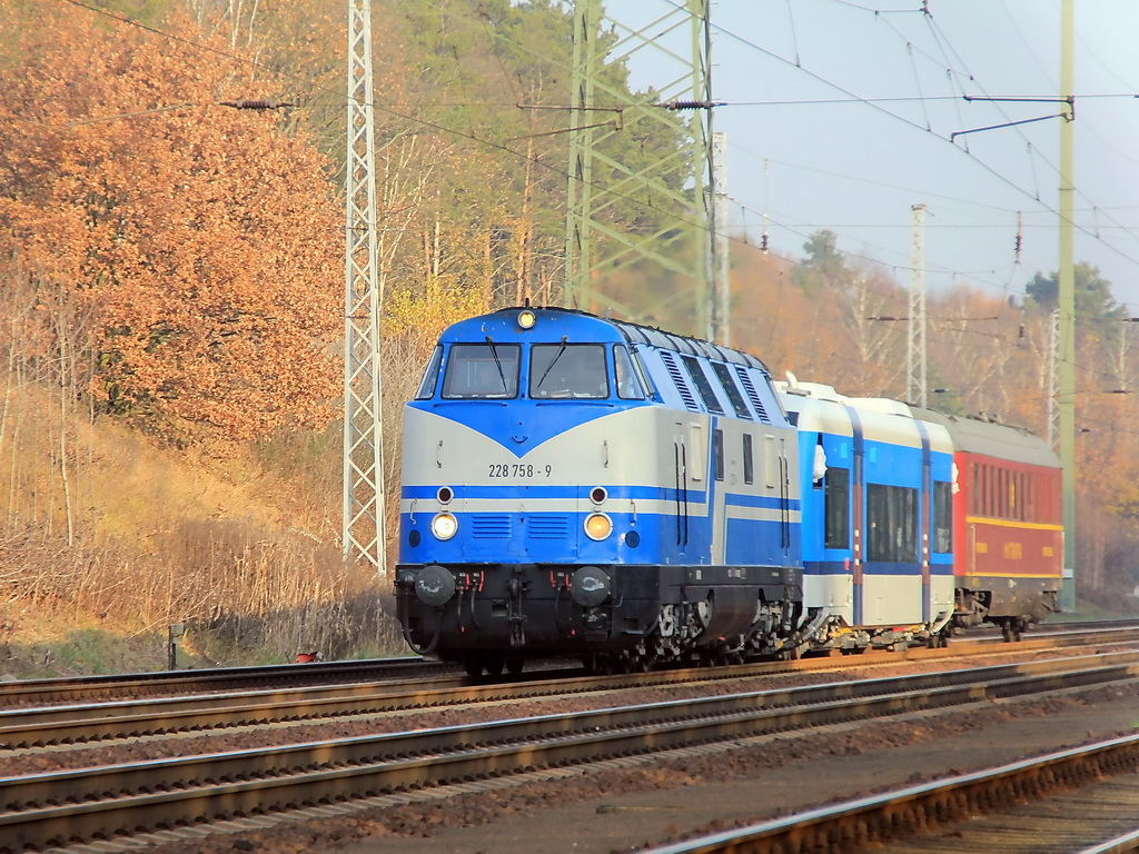 228 758-9 der Rennsteigbahn am 22. November 2011 in Diedersdorf  auf dem sdlichen Berliner Auenring.