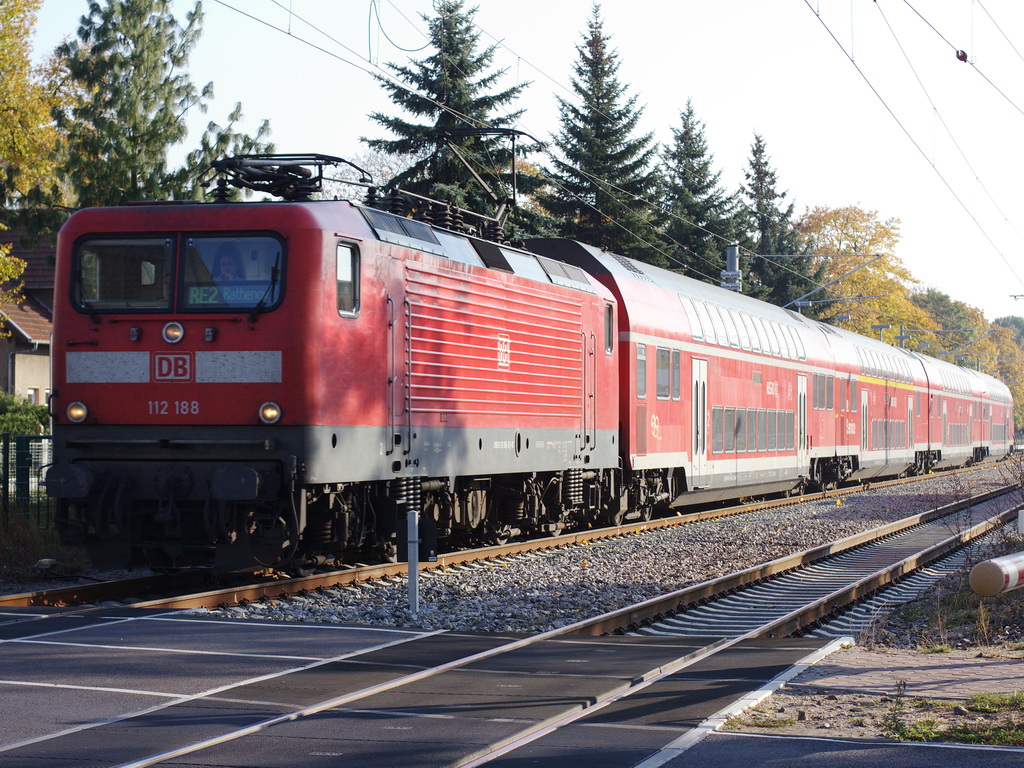 23. Oktober 2011, Lok 112 188 mit RE 2 (RE 37382) nach Rathenow durchfhrt am Nachmittag den Bahnhof Bestensee