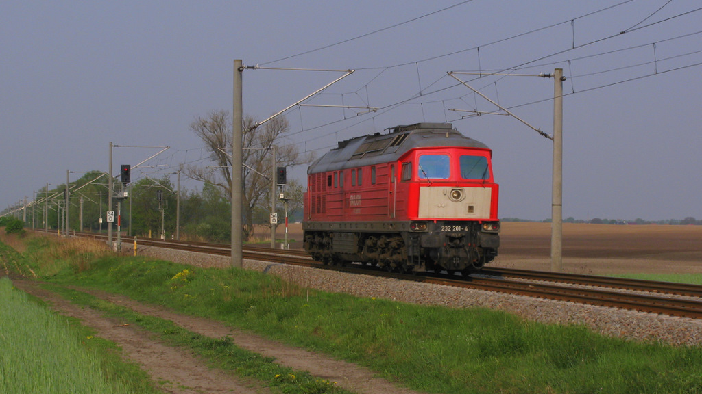 232 201-4 kam auch allein nach der Ablieferung ihres Gterzuges wieder zurck Richtung Werder. 29.04.2011