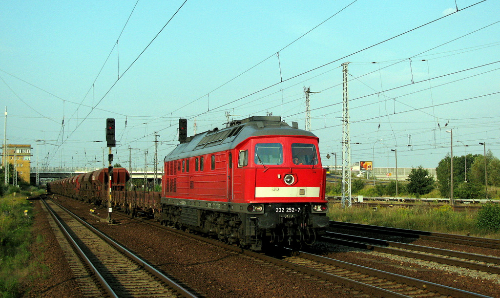 232 252-7 mit Schttgutwagen am 17.08.2009 durch Berlin Schnefeld Flughafen.