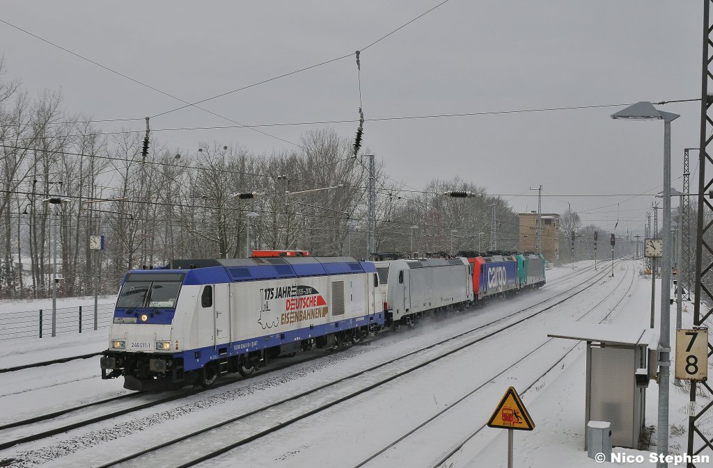 246 011-1 der IGT hatte 186 239-0; SBB-Cargo Re482 036-1 & 186 243-2 zu ziehen,als sie durch den winterlichen Bahnhof von Saarmund rollten (04.01.11)