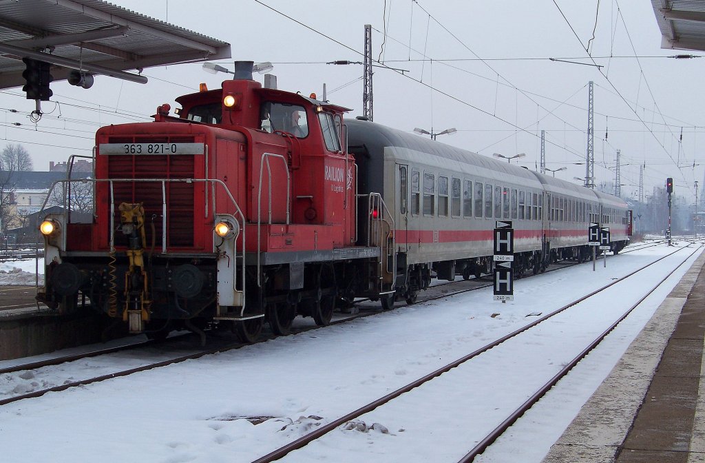 363 821-0 rangiert hier mit dem IC 61259 aus Erfurt Hbf. Diese Waggons wurden hier in Berlin Lichtenberg vom CNL 1259 aus Zrich HB getrennt und weggeschafft. 24.01.2010 
