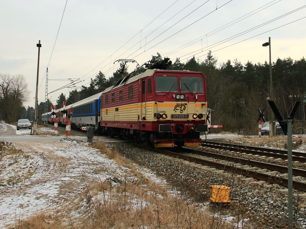 371 001-9 mit dem EC 378 nach Stralsund Hauptbahnhof ber Berlin am 07. Februar 2012 passiert den Bahnbergang in Klein Ziescht.