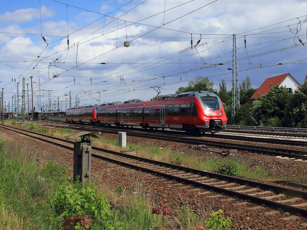 442 622 und 442 624 als RB 22 (RB 28xxx) nach Potsdam Hauptbahnhof bei der Durchfahrt durch den Ort Schnefeld am 02. Juni 2012. 