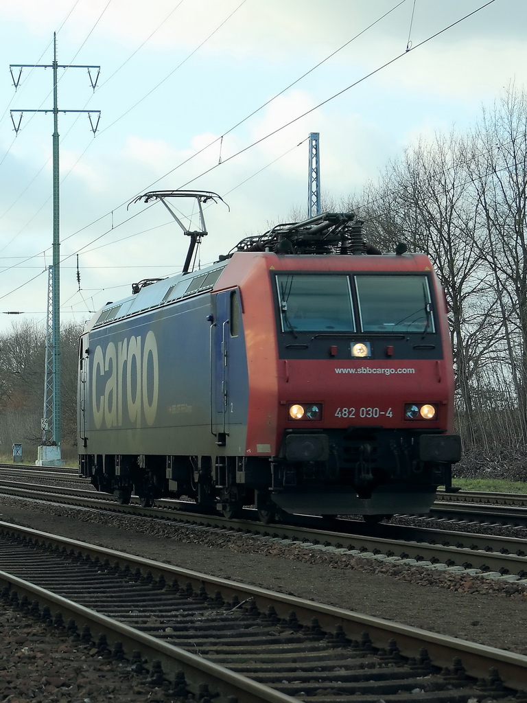 482 030-4 der SBB Cargo solo bei der Durchfahrt durch Diedersdorf am 10. Januar 2012. 