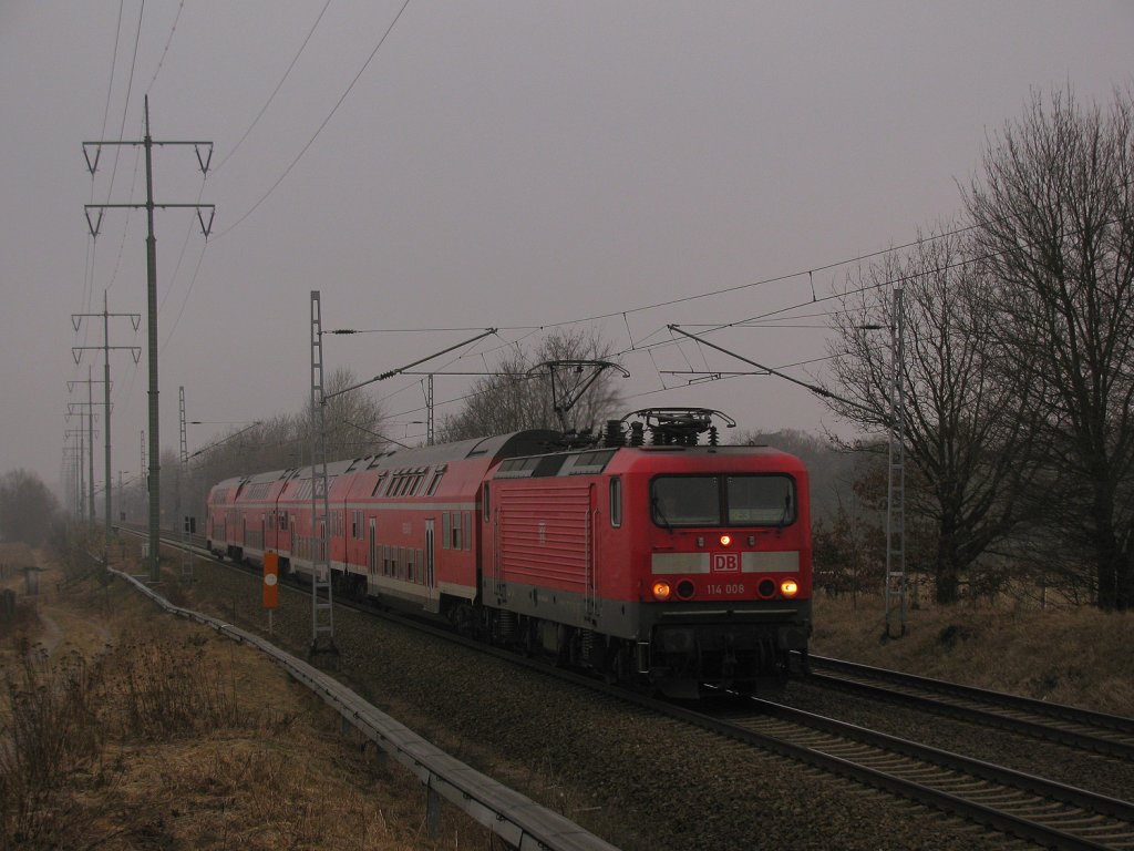 8:53: 114 008 mit RE 3 von Schwedt(Oder) nach Wnsdorf Waldstadt am 05.03.2011 durch Diedersdorf.