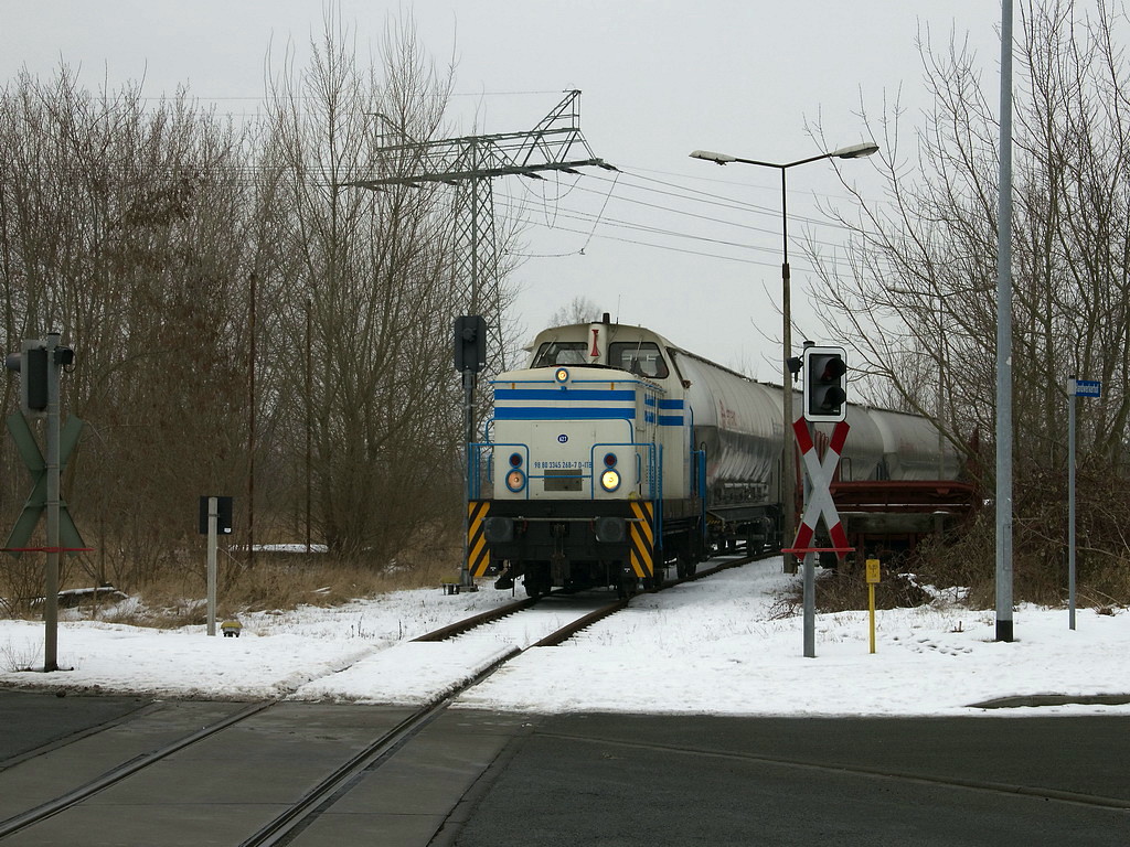 Am 14. Februar 2012 steht an einem  unbeschrankten Bahnbergang in der Spitastrasse in Brandburg 345 268-7 der Industrietransportgesellschaft mbH Brandenburg (ITB).