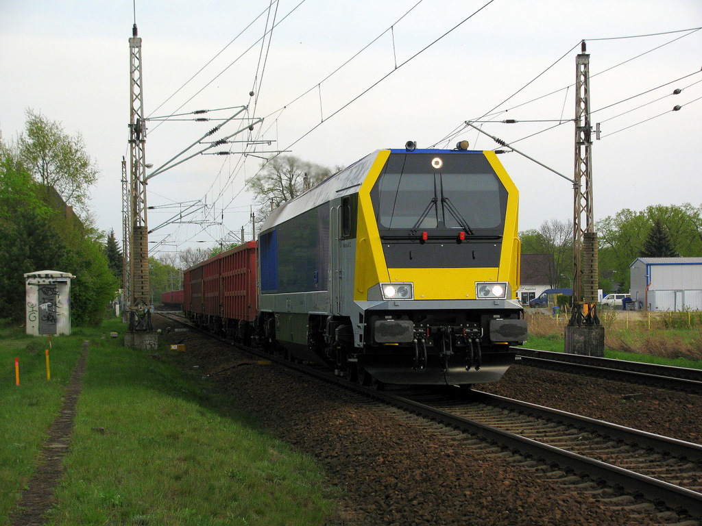 Am 29.04.2010 erfreute mich die 264 009 nochmal auf der Strecke Knigs Wusterhausen - Lbbenau in Bestensee. Einen weiteren Einsatz auf der Strecke gab es aufgrund eines defektes nicht mehr! Hier schlngelt sich der Zug brigens aus der Ausfahrt Bestensees, nachdem er das Regiopckchen berholen lies.