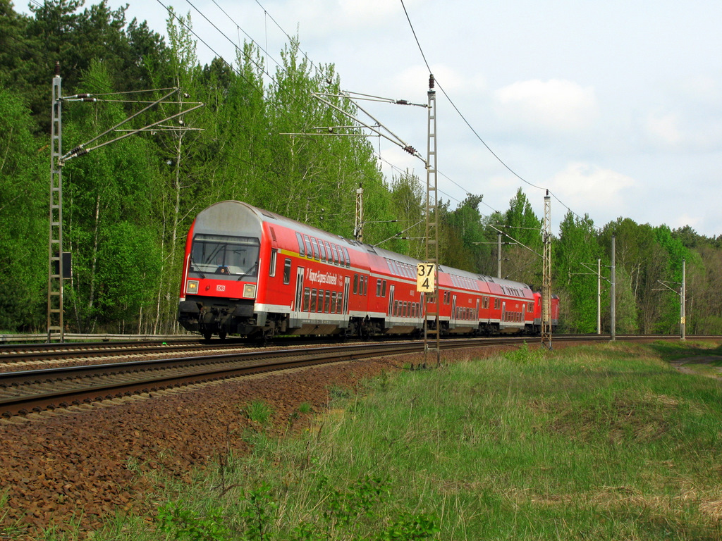 Am 2.Mai, dem letzten Betriebstag der Strecke Knigs Wusterhausen - Lbbenau war ich auch unterwegs und zuerst kam diese RB 14 nach Senftenberg durch. Nchster Halt ist Gro Kris.