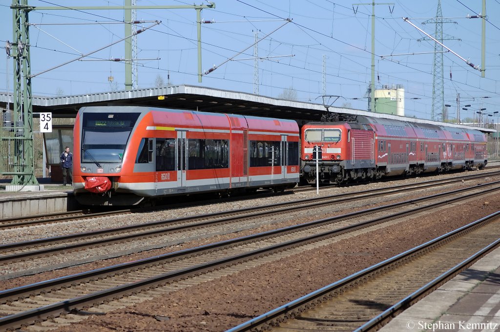 Am Bahnsteig 4 in Berlin-Schnefeld Flughafen steht die 646 014-0 als RB22 (RB 28821) nach Potsdam Hbf und die 143 843-1 mit der RB14 (RB 18922) nach Nauen. 09.04.2011