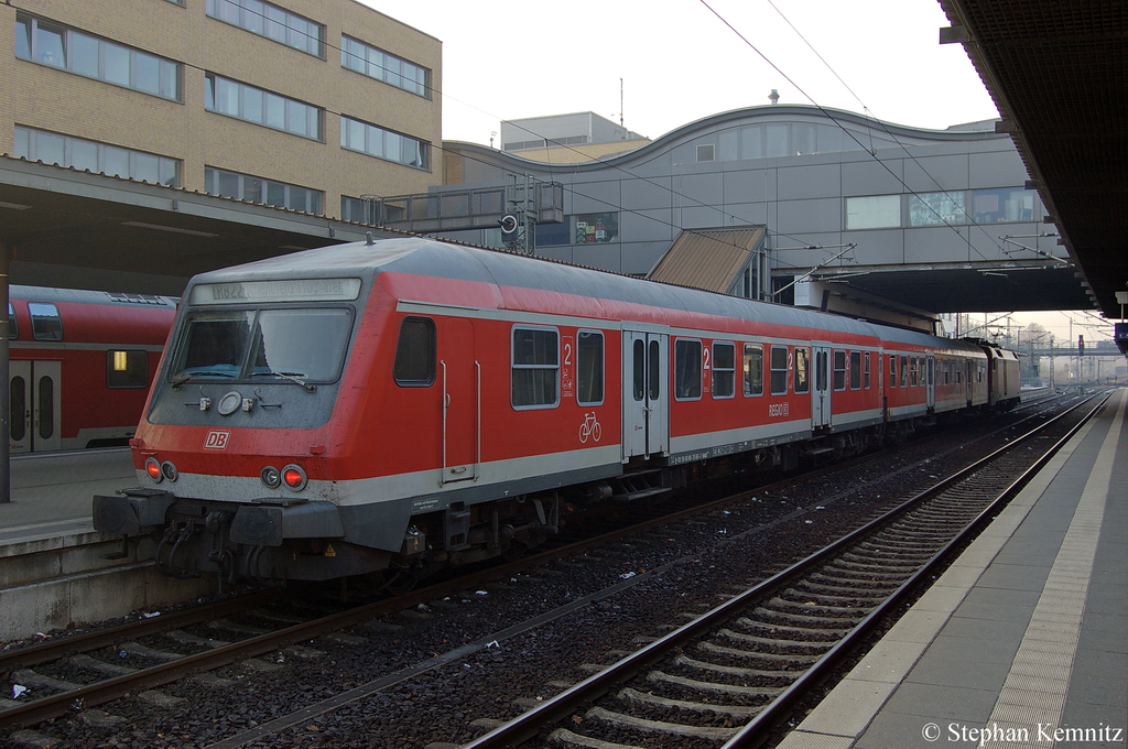 Am Gleis 2 im Potsdamer Hbf steht die RB22 (RB 28818) von Potsdam nach Berlin-Schnefeld Flughafen bereit. Gezogen hatte die 182 011-7. 14.11.2011