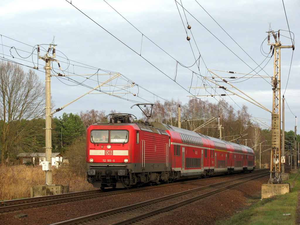 Anderer Ort, gedrehter Zug. RE 2 nach Cottbus mit Lok Richtung Sden am 28.11.2009 durch den Norden Bestensees.