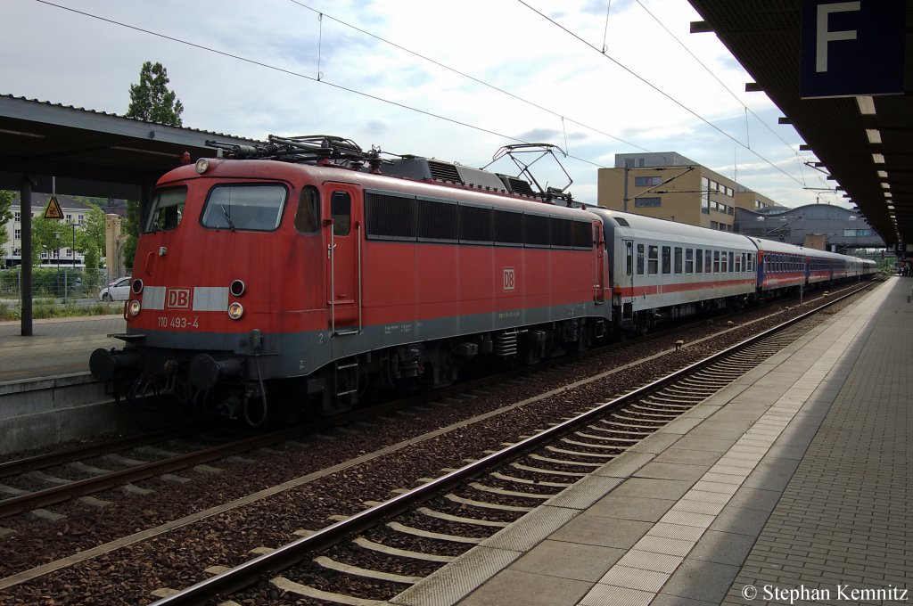 Auf Gleis 2 im Potsdamer Hbf steht die Dortmunderin 110 493-4 mit dem DZ 2681  BahnTouristikExpress-Norwegain Cruise Line , von Potsdam nach Warnemnde. 27.05.2011