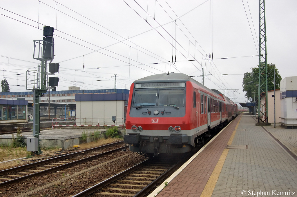 Auf Gleis 6 in Cottbus steht die RB43 (RB 28890) nach Falkenberg(Elster) und gezogen hatte die 143 221-0. 30.06.2011
