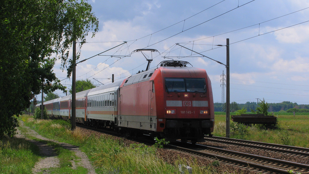 Aus dem Gegenlicht folgte dann 101 145-1 mit dem EC 176 von Brno durch Schmerkendorf - wenigstens mal etwas Sonne, denn es wurde zusehnds schlechter mit dem Wetter. 01.07.2011