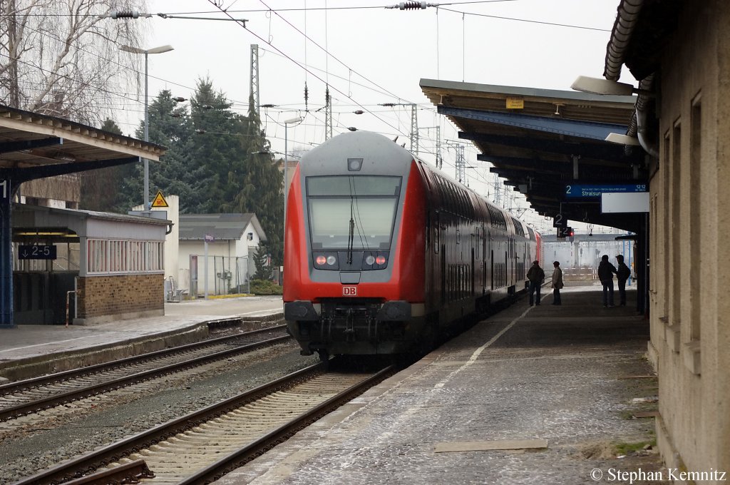 Aus Gleis 2 in Falkenberg(Elster) steht der RE5 (RE 18512) nach Stralsund Hbf. Gezogen hat die 114 004. 19.02.2011