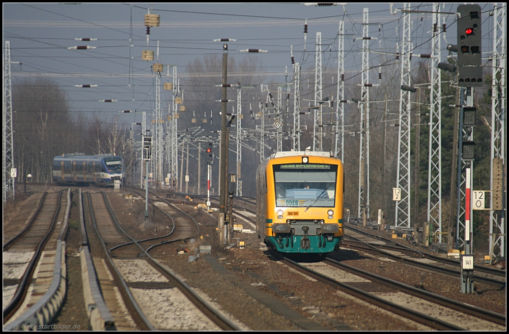 Bahnalltag in Karow: Whrend VT 643.20 sich in die Kurve nach Basdorf legt, kommt VT 650.62 als OE 60 nach Lichtenberg am S-Bahnhof Karow vorbei (gesehen 24.02.2011)