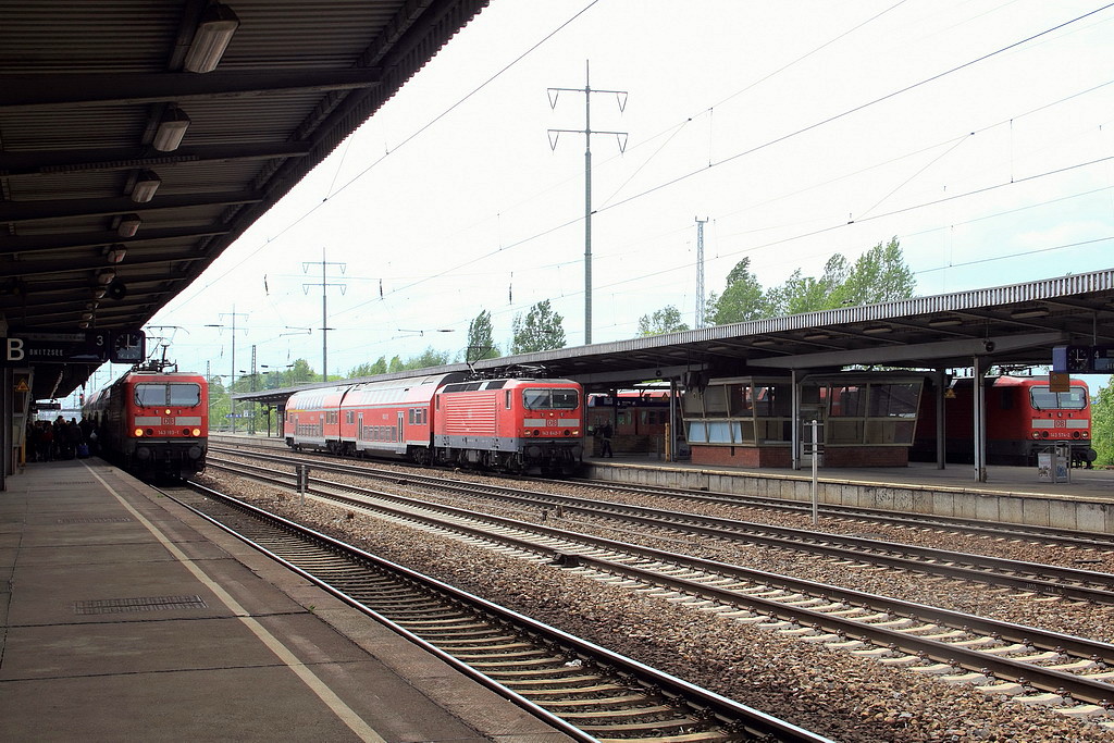 Bahnhof Berlin Schnefeld Flughafen am 09. Mai 2012. Zur Abfahrt stehen bereit auf Gleis 3 143 193-1 mit dem RB 22 (RB 28821) nach Potsdam Griebnitzsee, auf Gleis 6 143 574-2 mit dem RB 14 (RB 18922) nach Nauen und auf Gleis 04 143 642-7 mit dem RB 14 (RB 18991) nach Senftenberg. 