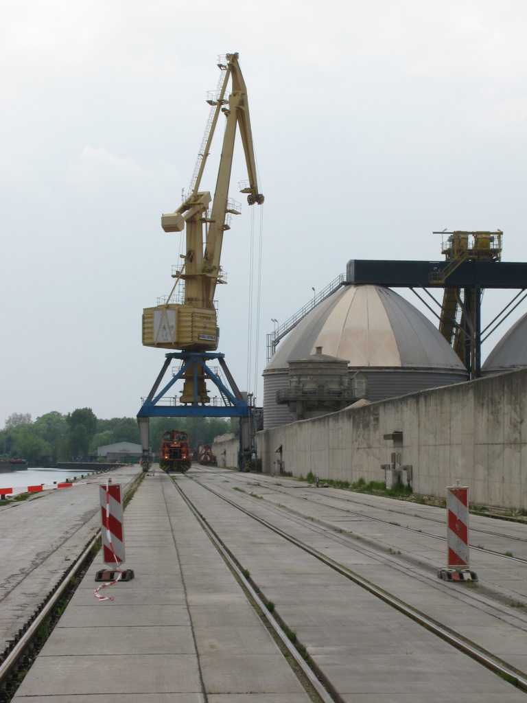 Beim alljhrlichen Hafenfest der LUTRA Hafengesellschaft Knigs Wusterhausen bot auch die kleine 359 004 Fhrerstandsmitfahrten an und unterquert dabei einen der groen Portalkrne, der zur Verladung von Schiff und Zug untereinander und zum dortigen Kraftwerk dient. 09.05.2010