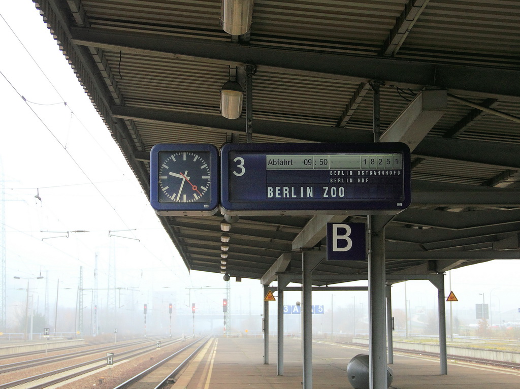 Berlin Flughafen Schnefeld am 21. November 2012, Fahrzielanzeiger fr den RE 7 (RE 18251)  von Wnsdorf-Waldstadt Nach Berlin Zoologischer Garten