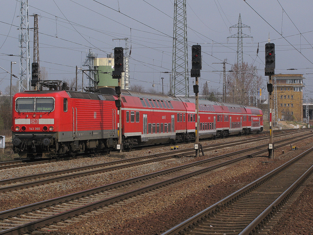 Damit die 143er nicht zu kurz kommen: 143 360 bei der Einfahrt mit der RB 14 von Nauen in den Schnefelder Bahnhof. 02.04.2011