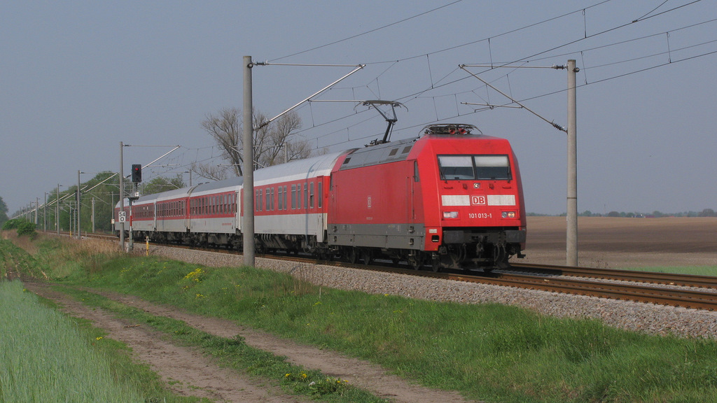 Das letzte Ziel in Jeseritz war der CNL 451 aus Paris mit 101 013-1 dieser kam mit 55 Minuten Versptung durch, wegen verspteten anderen Zugteil. 29.04.2011